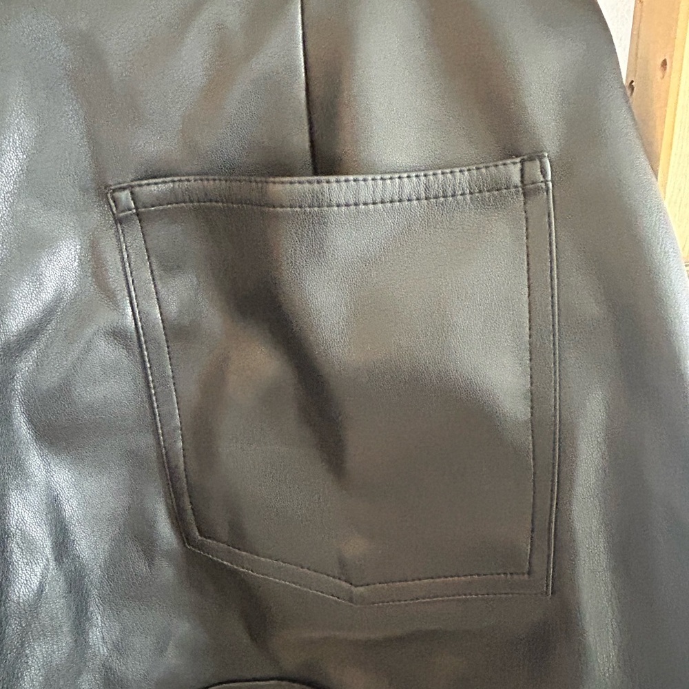 WE WORE WHAT Women's Black Faux Leather Cuffed Shorts Size 28 NWT - Picture 9 of 9